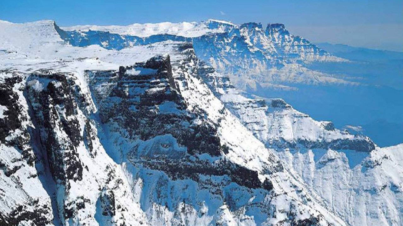 Ukhahlamba/ Drakensberg Mountain in winter