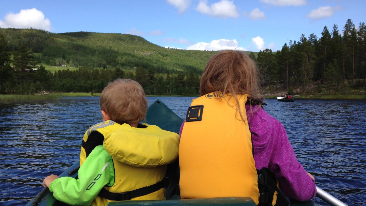 Padle kano på et rolig vann