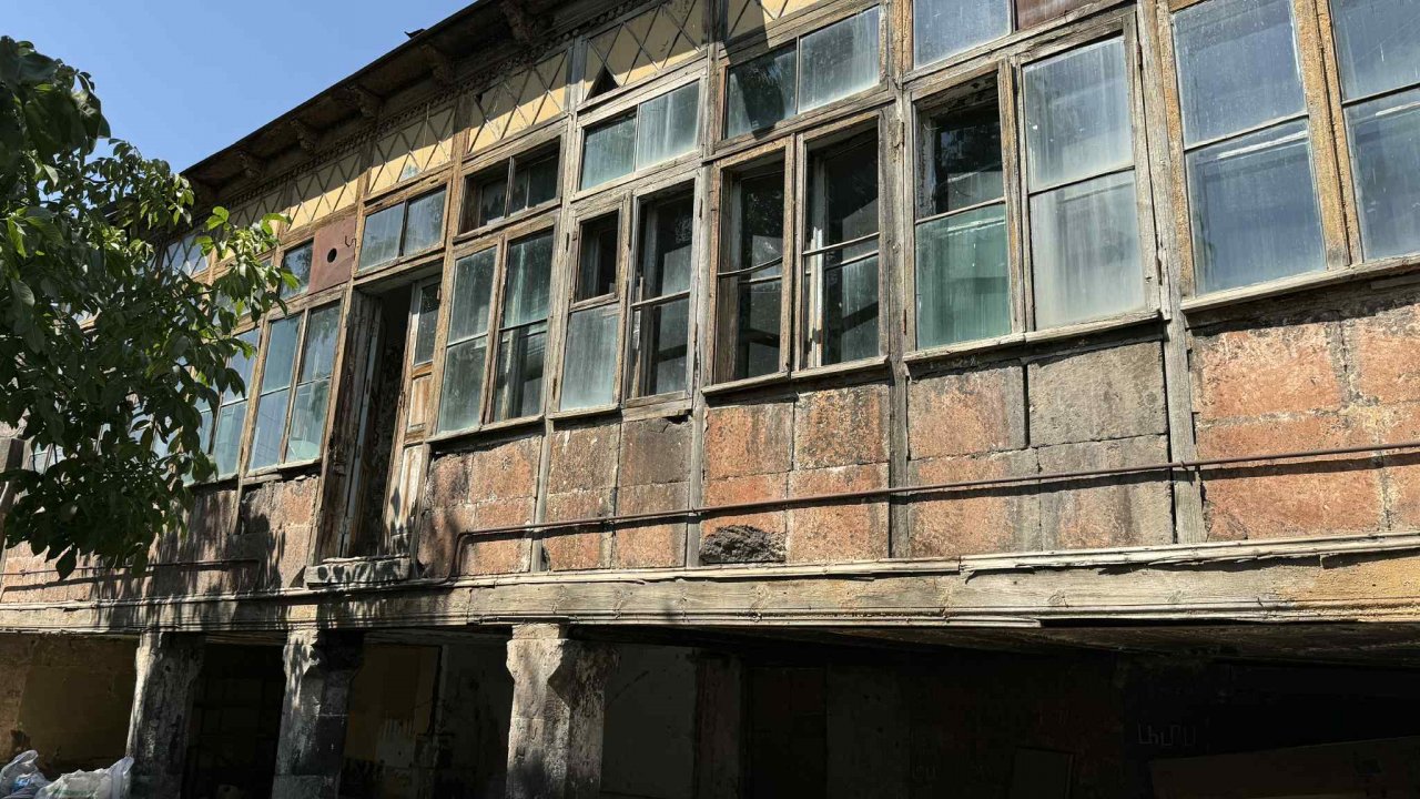 Enclose porch of Yuzbashyan house