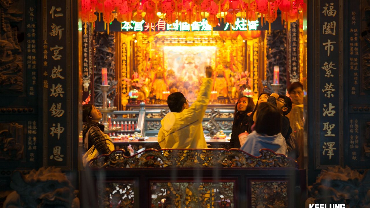 Watching locals pay their respects at Chenghuang Temple!