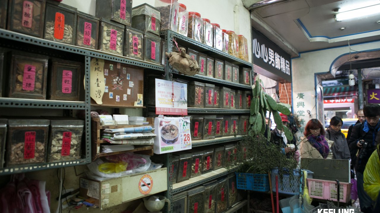Visiting a traditional tea shop on Herb Alley!