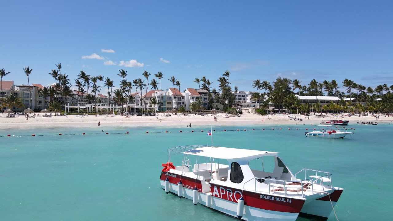 Mango Del Caribe Private Boat: Exclusive Snorkeling, Natural Pool Stop, and Refreshments