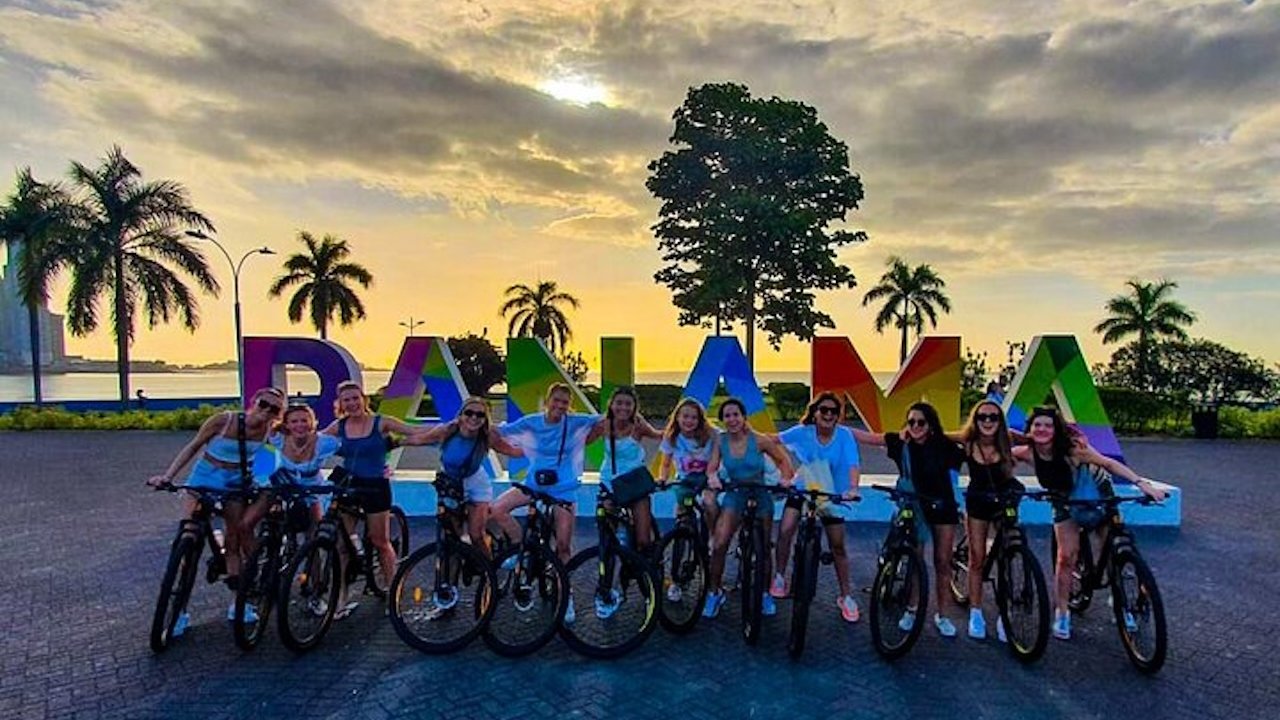 Guided bicycle tour in Panama City