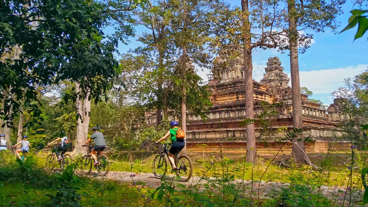Cycling tour to Angkor temple