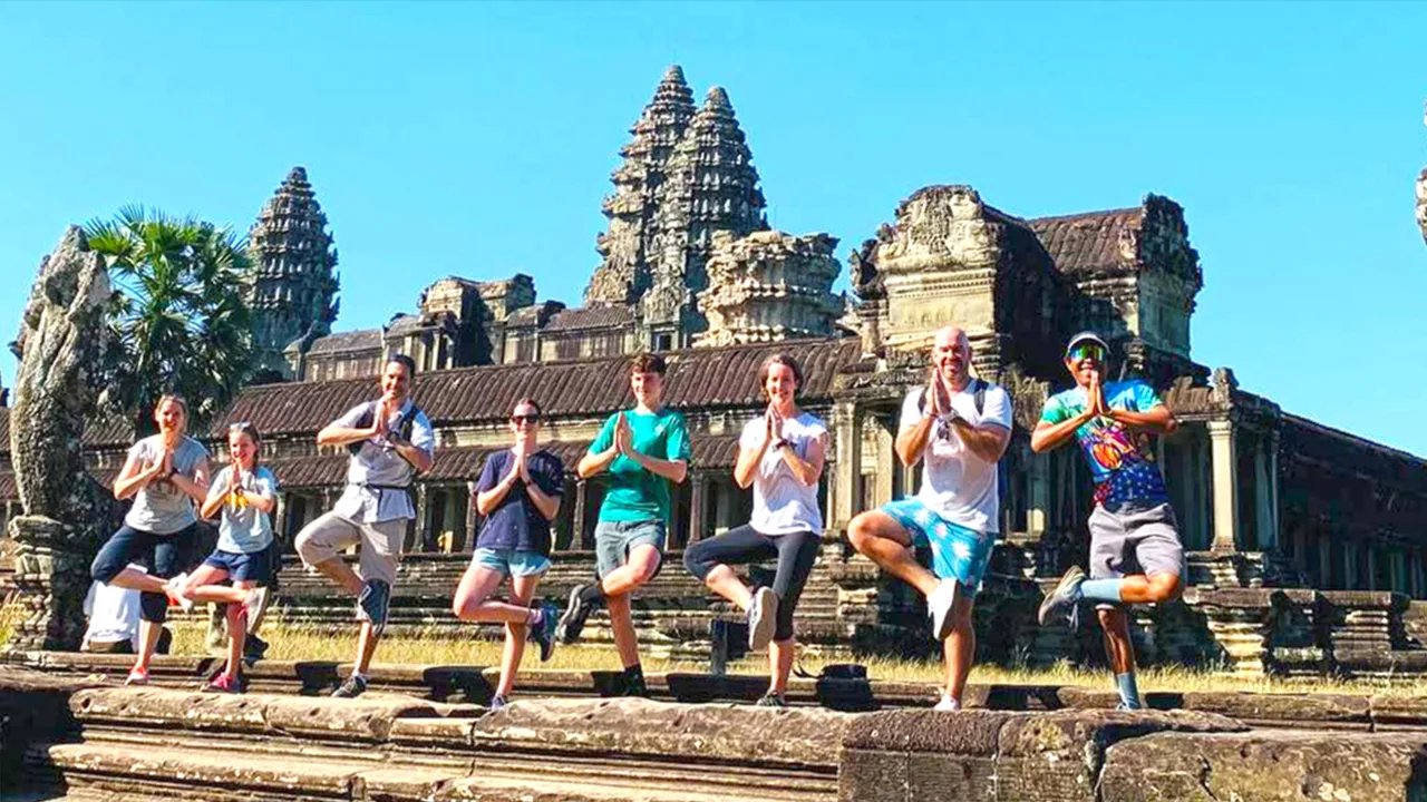 Family cycling tour in Siem Reap