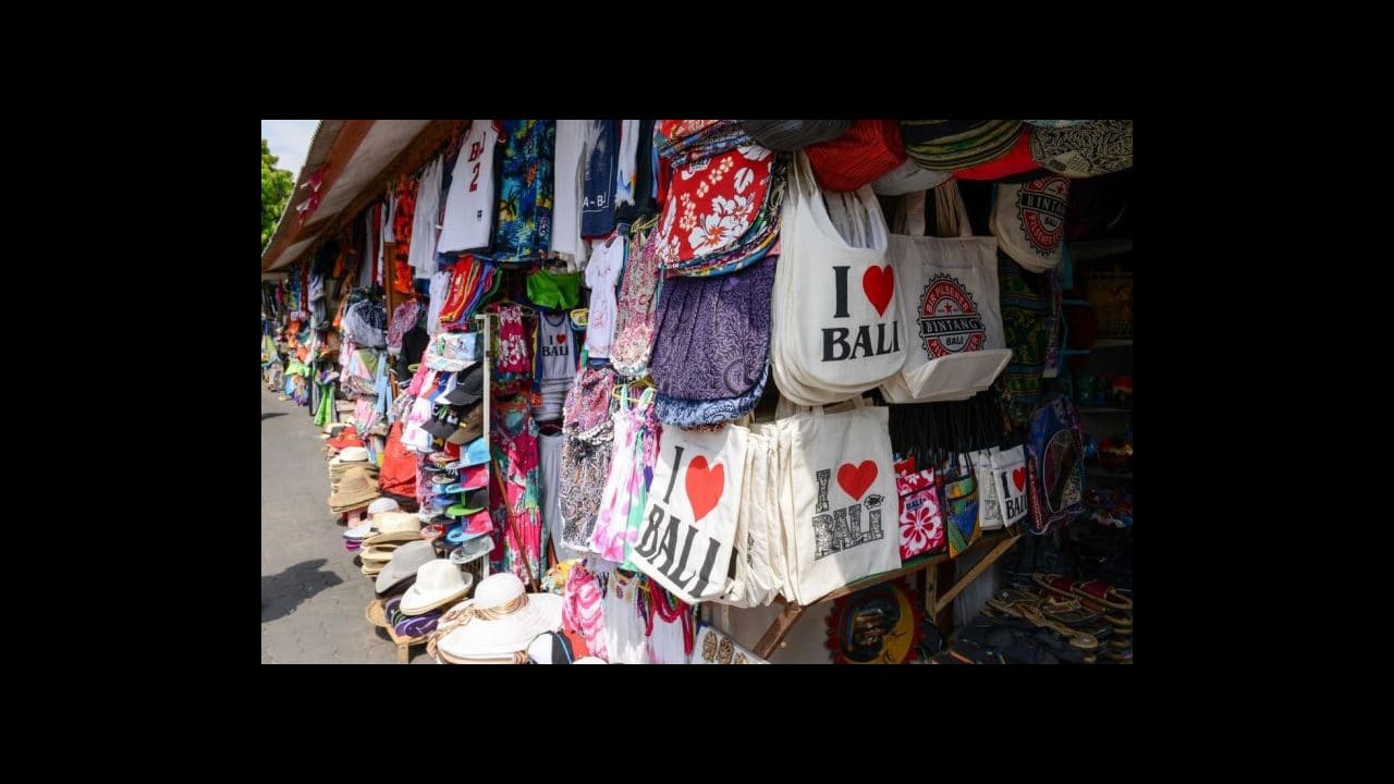 Afterwards, not far from kertha gosa we are gonna visit kelungkung traditional market.