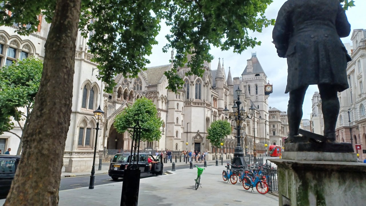 Strand and the Royal Courts of Justice