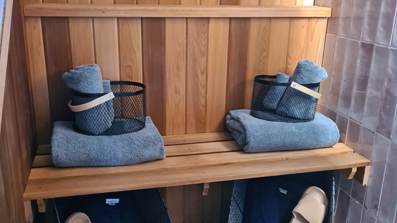 Our Sólás suite offers a little more space and comfort.  We provide towels, robes and sliders for your comfort while here with us