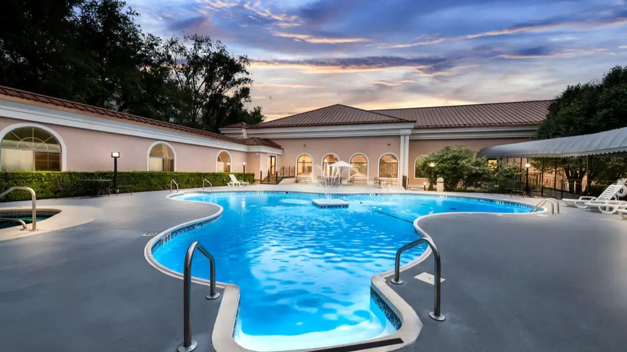 Outdoor Pool & Hot Tub