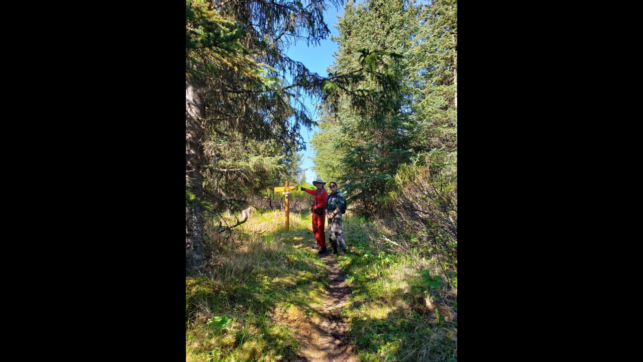 Hikers at a trail intersection on the 3-hour Inspiration Ridge tour.