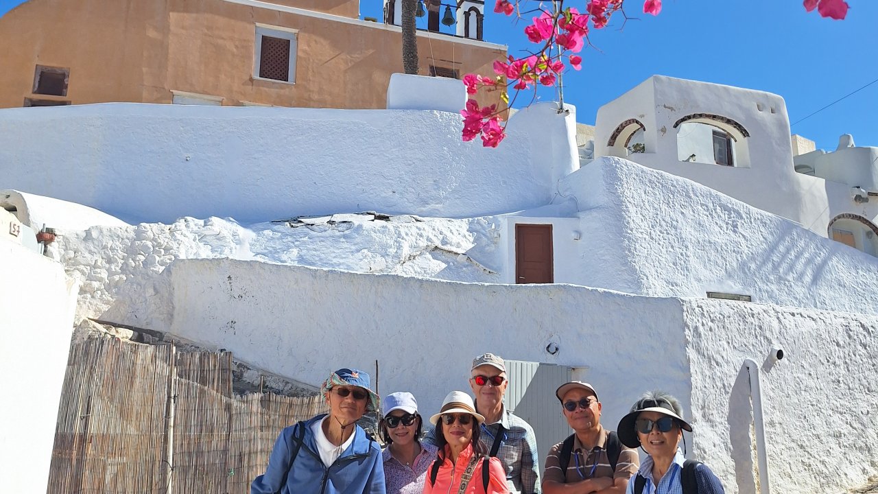 Caldera introduction on Santorini private highlights tour, Finikia