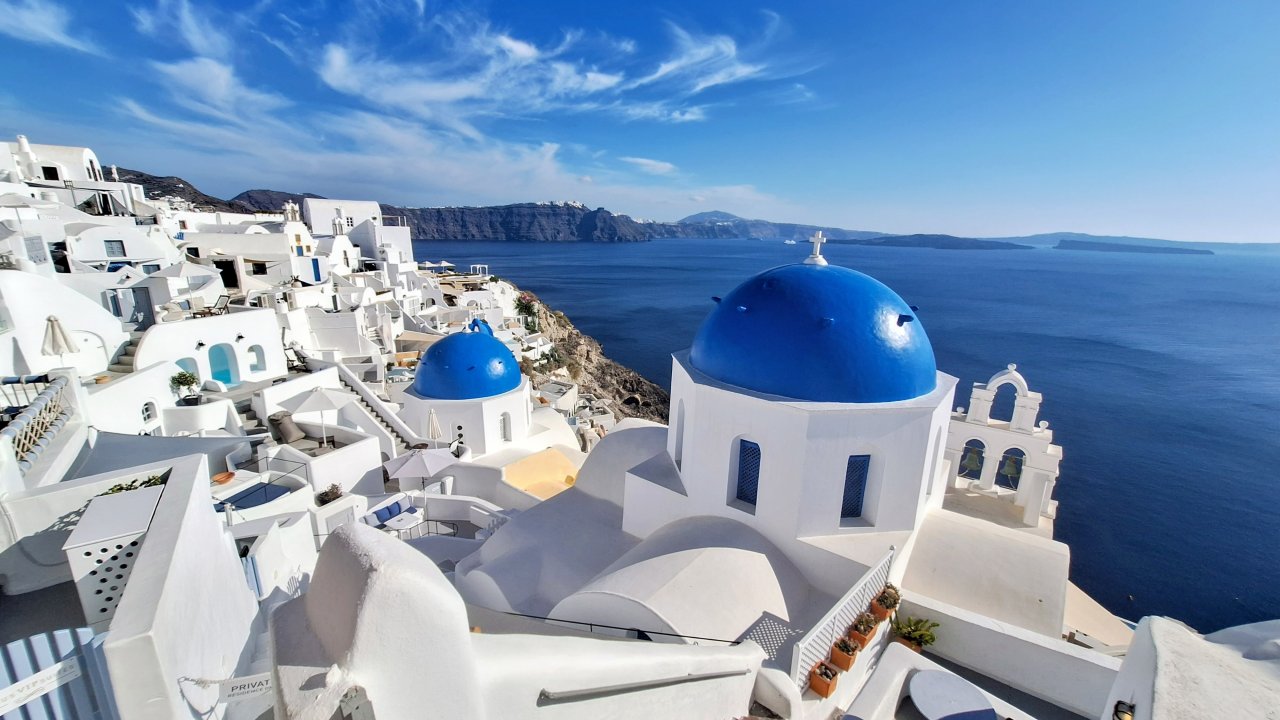Vistas panorámicas de la caldera en Oia durante el tour privado por la isla de Santorini.