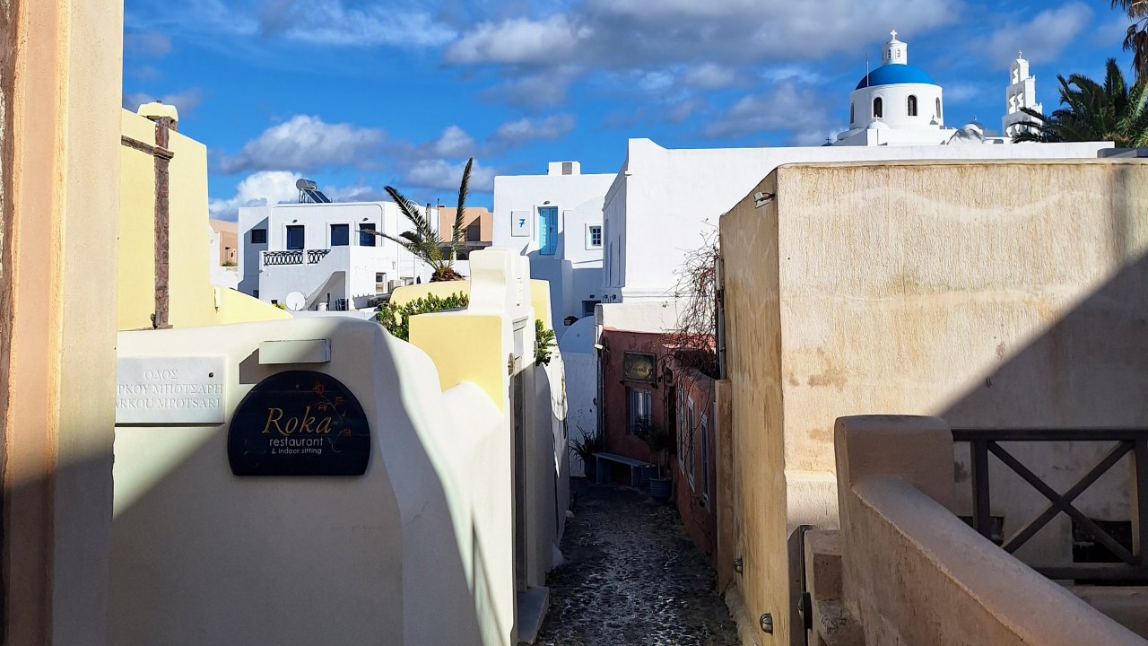 Caminatas auténticas por pueblos incluidas en la experiencia privada en Santorini.
