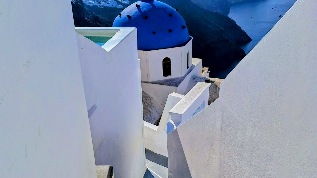 La icónica cúpula azul de Imerovigli explorada durante el tour privado de descubrimiento por Santorini.