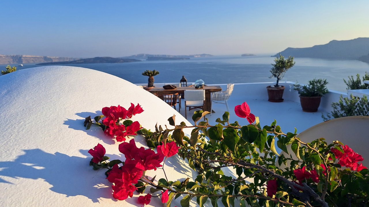 Momentos románticos en terrazas con vistas a la caldera durante la experiencia privada en Santorini.