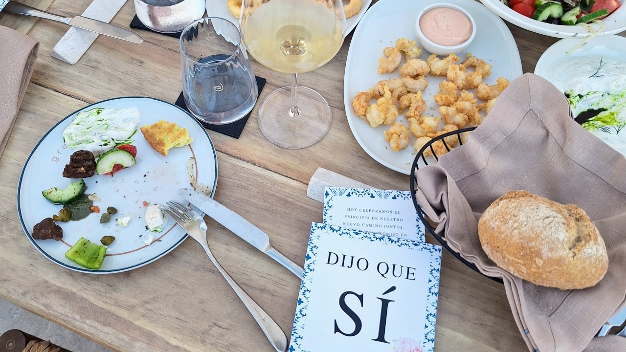 Experiencias de propuesta y celebración cuidadosamente organizadas durante el tour privado por Santorini.