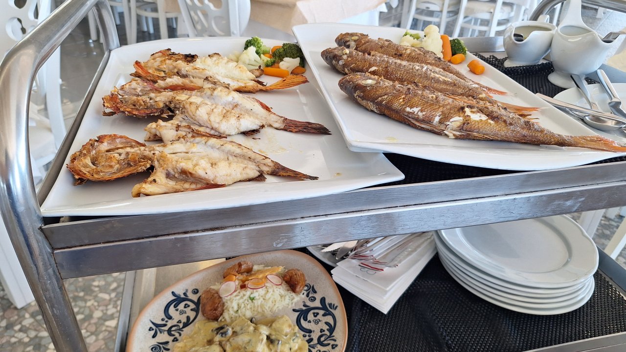 Almuerzo opcional junto al mar con mariscos frescos de Santorini durante el tour privado por la isla.