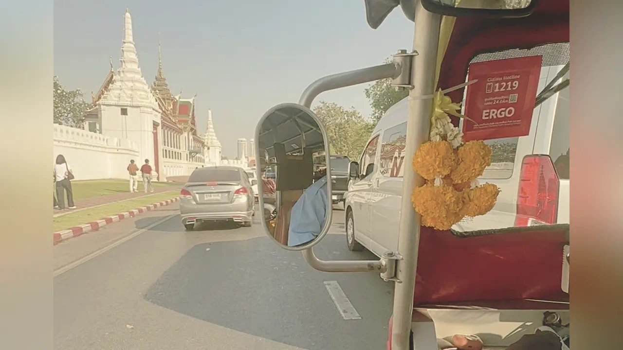 🛺  The Rattanakosin Edit Tuk-Tuk  ·  Temples  ·  River  ·  Blooms